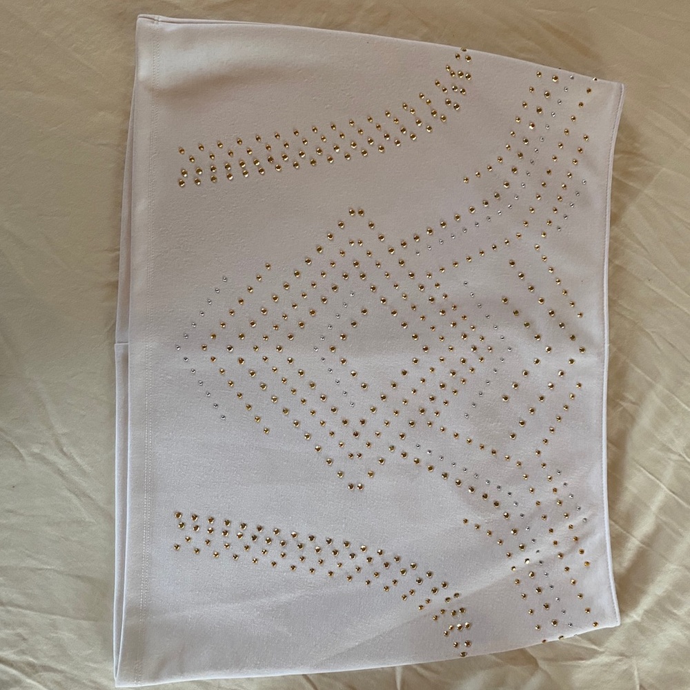 NWOT. white detailed skirt.